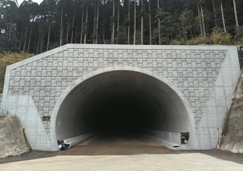 熊本３号中尾山トンネル監査路工事